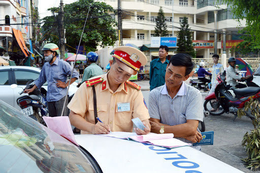 Trong trường hợp bị trừ hết điểm, giấy phép lái xe bị coi không còn hiệu lực. Tài xế muốn cấp giấy phép lái xe mới, phải học và thi trong thời gian ít nhất 6 tháng.