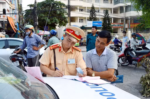 Trong trường hợp bị trừ hết điểm, giấy phép lái xe bị coi không còn hiệu lực. Tài xế muốn cấp giấy phép lái xe mới, phải học và thi trong thời gian ít nhất 6 tháng.