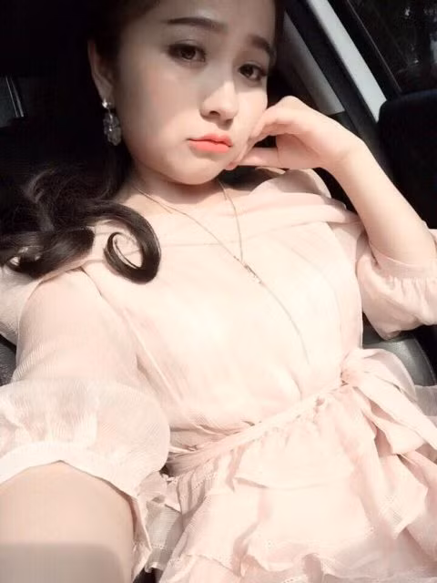 Sẵn với sự trẻ trung, có phần nhí nhảnh của tuổi đôi mươi, khi làm xong thủ tục, hai chị em Phan Thị Ánh - Phan Thị Mai cũng tranh thủ chụp ảnh "tự sướng", kỷ niệm ngay tại trường thi và chia sẻ lên mạng xã hội để bạn bè cùng xem.