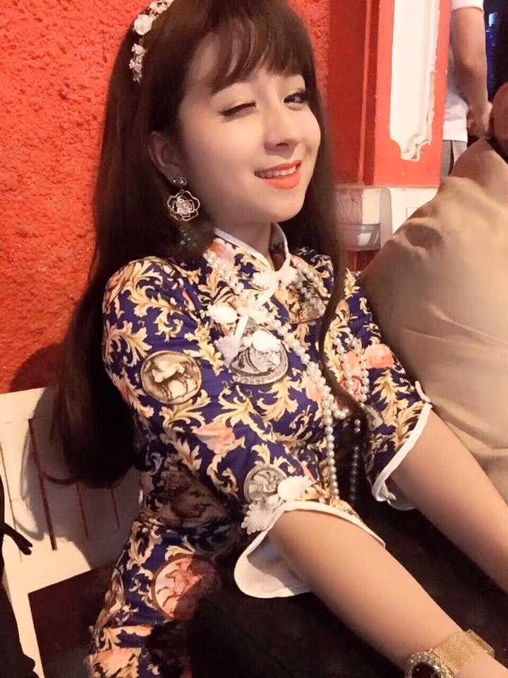 Không chỉ gây chú bởi khuôn mặt xinh đẹp và bộ trang phục gợi cảm mà phong thái tự tin càng khiến cô chị đưa em gái đi thi trở nên nổi bật hơn. Theo tìm hiểu, nữ nhân vật chính trong bức ảnh đang gây sốt tên thật là Phan Thị Anh - có tên thường gọi là Phan Ngọc Ánh, sinh năm 1996, đang là sinh viên năm hai trường Đại học Sư phạm Nghệ thuật Trung ương ở Hà Nội. Phan Thị Ánh và tài khoản Facebook Xora Kute thực chất cũng đã không còn xa lạ với các bạn trẻ, dân mạng ở Nghệ An với số lượng người theo dõi vượt qua con số 11 nghìn.