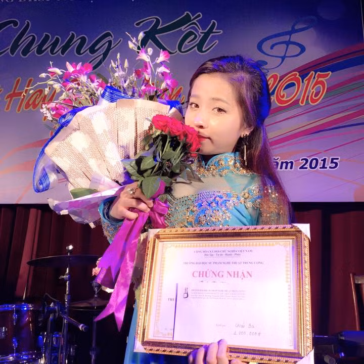 Với những người theo dõi trang cá nhân của Phan Thị Ánh từ lâu, chắc hẳn ai cũng biết cô nàng 9X này là một cây văn nghệ xuất sắc, là thành viên của một số đoàn văn công của tỉnh.