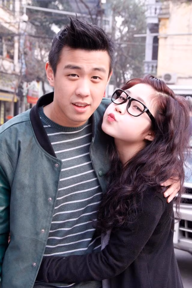 Những hình ảnh rất tình cảm mà Huyme và KhanhLe trước đây thuở còn mặn nồng. Có thể nhận thấy, mặc dù cuộc tình mới Huyme đã cố gắng kín tiếng trước dư luận nhưng bất thành, chàng vlogger tài giỏi, đẹp trai này ngày càng thể sự đào hoa, lãng tử của mình ở các cuộc tình mà anh đã trải qua. Ảnh: Internet.