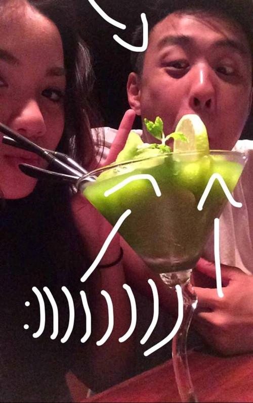 Các bức ảnh nhí nhố, cực nhắng của cặp đôi đang được lan truyền trên mạng xã hội một cách nhanh chóng.