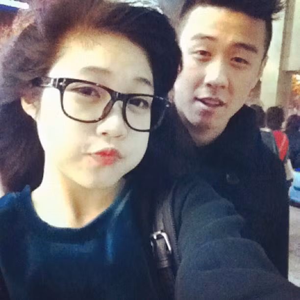 Năm 2013, Huyme cũng đã từng yêu một cô gái có nickname "Khanh Le", sinh năm 1996, là học sinh trường THPT Phan Đình Phùng, Hà Nội. Cô bạn là một trong những hot teen nổi tiếng với hơn 43 nghìn lượt người theo dõi trên facebook cá nhân.