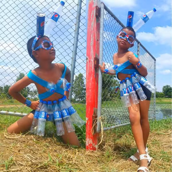 Nhờ những bộ đồ "chẳng giống ai" của Suchanatda Kaewsa-nga, mà dân mạng đã có những tràng cưới sảng khoái. Một bộ phận fan của cậu bé không ngớt lời khen ngợi và rất hi vọng sau này lớn lên cậu bé có thể làm nhà thiết kế giỏi.