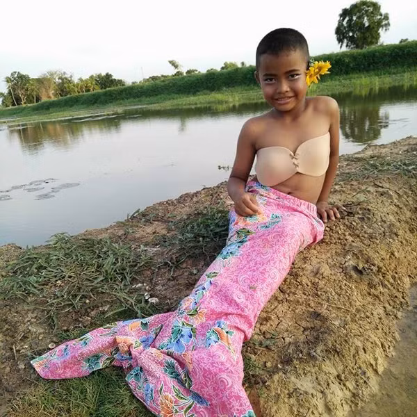 Nàng tiên cá đen nhẻm và bộ váy hồng làm bằng tấm vải Ri đô đã phần nào tạo nên phong cách rất riêng biệt chỉ có ở em bé tài năng này.