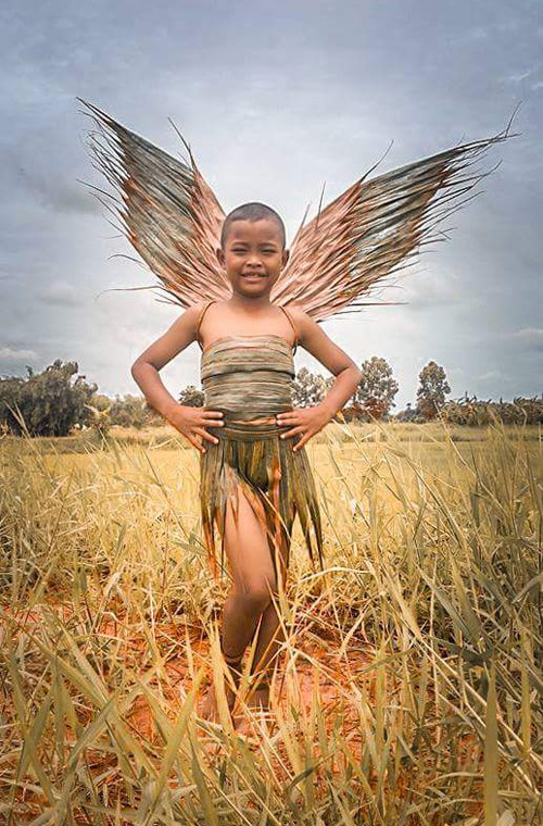 Tuy những trang phục của cậu bé nhà quê không thực sự nổi bật nhưng chúng lại khiến mọi người thích thú bởi sự hài hước, cùng với đó mọi người ai cũng dễ dàng nhận thấy khả năng sáng tạo và óc thẩm mỹ ngay từ nhỏ của cậu bé này mà ở lứa tuổi của cậu không phải ai cũng có.