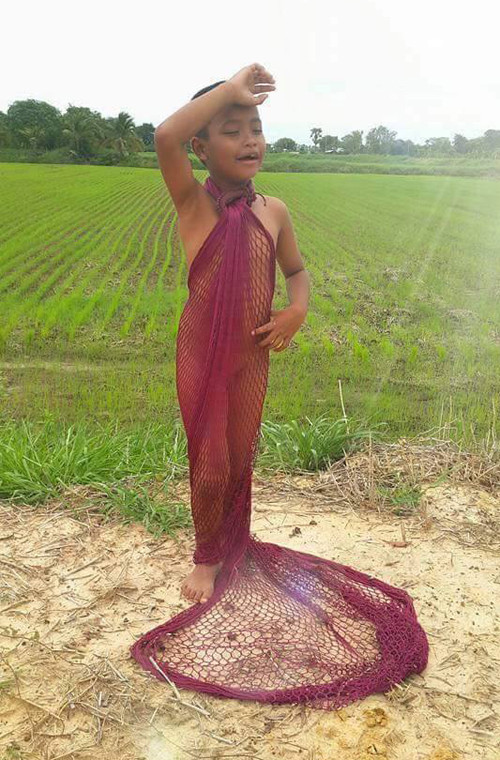 Không chỉ yêu thích thiết kế thời trang, nhiều người còn dự đoán về tương lai của cậu bé người Thái có thể trở thành model tài năng với gương mặt rất biểu cảm khi trình diễn trang phục do chính mình tự làm.