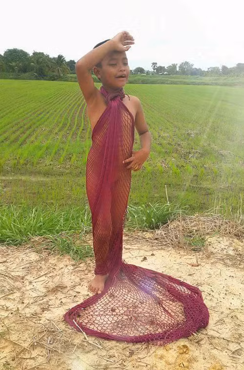 Không chỉ yêu thích thiết kế thời trang, nhiều người còn dự đoán về tương lai của cậu bé người Thái có thể trở thành model tài năng với gương mặt rất biểu cảm khi trình diễn trang phục do chính mình tự làm.