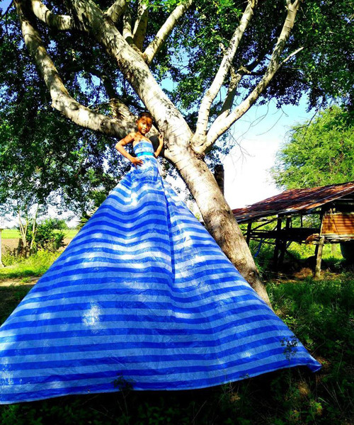 Chiếc váy maxi kẻ xanh "cực" chất.