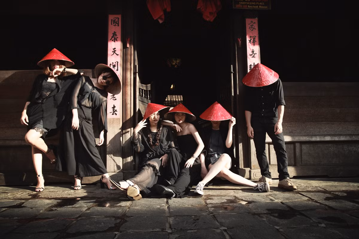 Có thể thấy rõ điều đó khi trang phục mỗi thành viên khác nhau nhưng đều có chi tiết liên kết như màu đen, kính, nón.