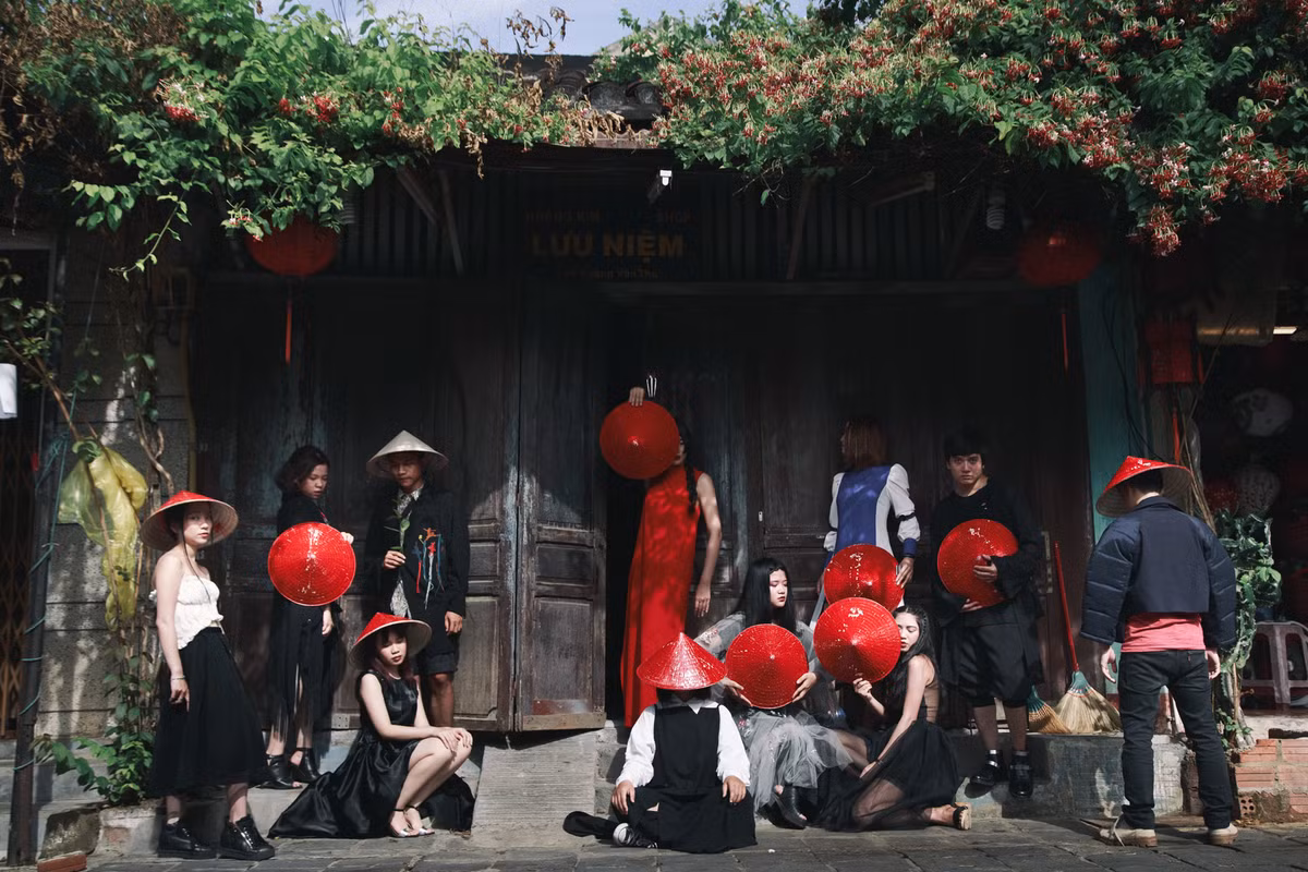 Lớp chỉ có một ngày để lên lịch trình và chuẩn bị concept và phụ kiện cũng được họ tranh thủ làm trong khoảng thời gian nghỉ ở khách sạn.