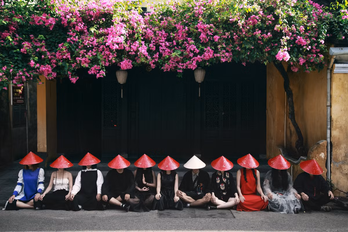 Được thực hiện trong 2 ngày, cả lớp đã có một chuyến đi đáng nhớ đến Hội An và cùng chuẩn bị cho những shoot ảnh ấn tượng không thua kém một bộ hình lookbook thời trang thực thụ.