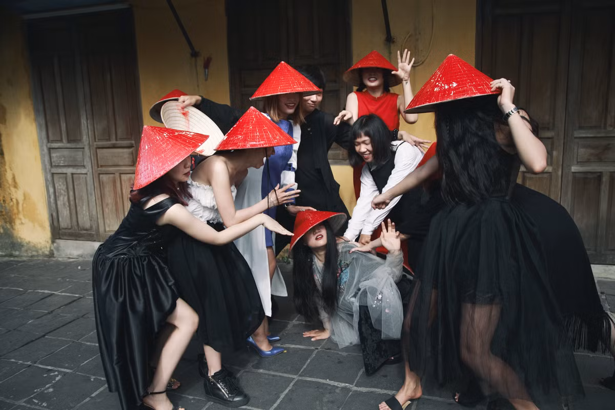 "Được cháy cùng những mơ ước của các bạn, được sống lại cảm xúc liều lĩnh, dám làm dám hưởng, được chơi tới cùng, có lẽ là điều mà bản thân tôi cảm thấy ấn tượng nhất trong 2 ngày rong ruổi thực hiện bộ ảnh kỷ yếu độc đáo này”.