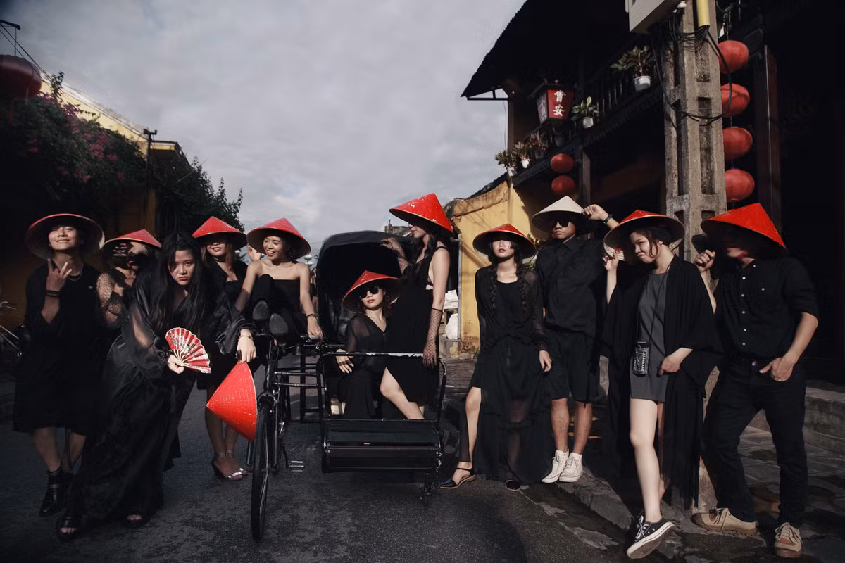 Dù có bộ trang phục và những đạo cụ khá lạ mắt nhưng vì là ngành học và concept cũng dựa trên những trang phục có sẵn nên nhóm bạn trẻ không tốn quá nhiều thời gian để chuẩn bị.