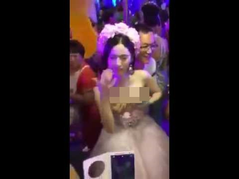 Đỉnh điểm có thể nhắc đến vụ một cô dâu trong đám cưới ở Thượng Hải, Trung Quốc bị hàng chục vị khách "giằng xé", động chạm cơ thể, thậm chí một vài vị khách nam còn táo tợn sờ nắn vòng một của cô dâu. Ảnh trong bài: Toutiao/Ifeng/Weibo.