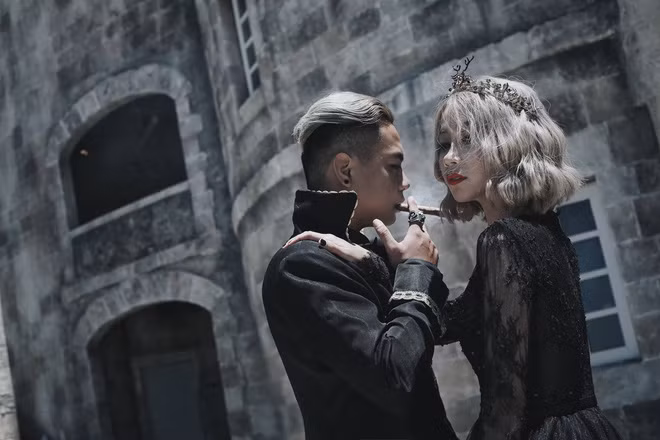 Nghề nhiếp ảnh luôn đòi hỏi sự phá cách, mới lạ và độc đáo, những điều này phần nào cũng thể hiện trong con người của Đức Anh và ngay cả Khánh Chi, cô nàng cá tính và khá lạnh lùng cũng luôn hướng đến những thứ độc lạ. Từ chính tính cách khá đặc biệt của Đức Anh – Khánh Chi mà bộ ảnh cưới ma mị của họ ra đời. 