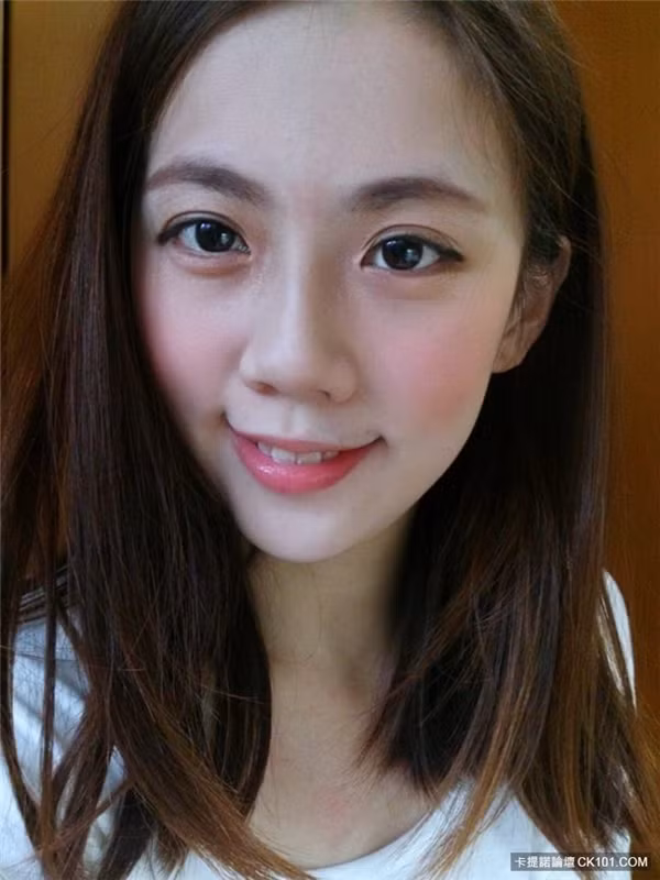 Giống như bao cô gái trẻ khác, Pingjhen Taoyuan cũng rất thích làm đẹp và chụp ảnh "tự sướng". Xem một vài hình ảnh của nữ cảnh sát trẻ tuổi này, dân mạng Việt Nam còn phát hiện cô có khuôn mặt mang nhiều nét rất giống với hot girl Mie. Đôi mắt to tròn, sống mũi cao và làn da trắng hồng đi kèm mái tóc ngắn để kiểu đơn giản khiến hình ảnh của Pingjhen Taoyuan càng dễ gây ấn tượng với các đấng mày râu.