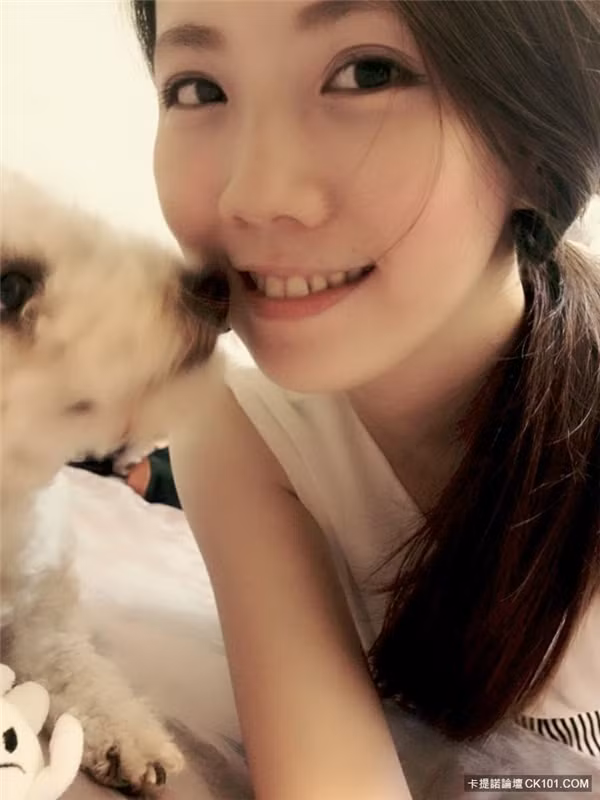 Một điều đáng mừng đối với các chàng trai hâm mộ Pingjhen Taoyuan là hiện tại cô nàng vẫn còn độc thân. Thời gian rảnh, nữ cảnh sát xinh đẹp thường ở nhà quan tâm, chăm sóc người thân và nuôi một chú chó nhỏ hết sức đáng yêu.