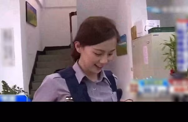 Sep nu canh sat khien dong nghiep nam xao xuyen vi qua xinh