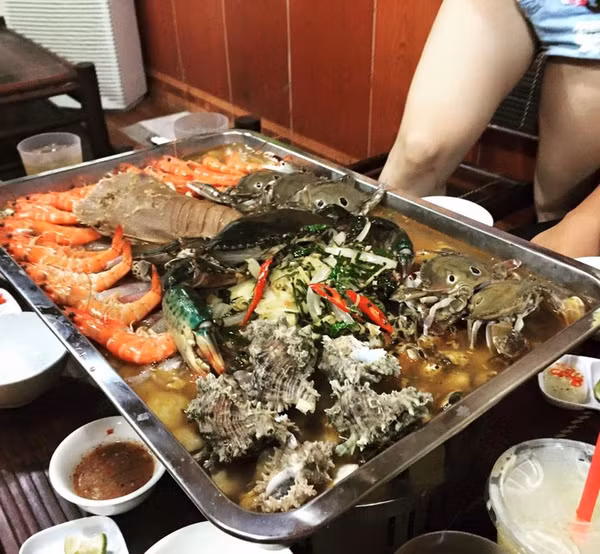 Trong ảnh là nồi lẩu hải sản giá 2 triệu đồng được bán ở quán ăn vừa nêu trên. Theo đó, có thể thấy số lượng món, các loại hải sản và độ "bề thế" của nồi lẩu ít hơn hẳn so với nồi đại khủng có giá 4 triệu đồng. Tuy nhiên nếu nhìn qua, có thể thấy nồi lẩu này khá phù hợp với mức giá 2 triệu và nhu cầu của các nhóm bạn trẻ, thỉnh thoảng góp tiền "ăn tươi", hoặc phục vụ cho các gia đình nhỏ,