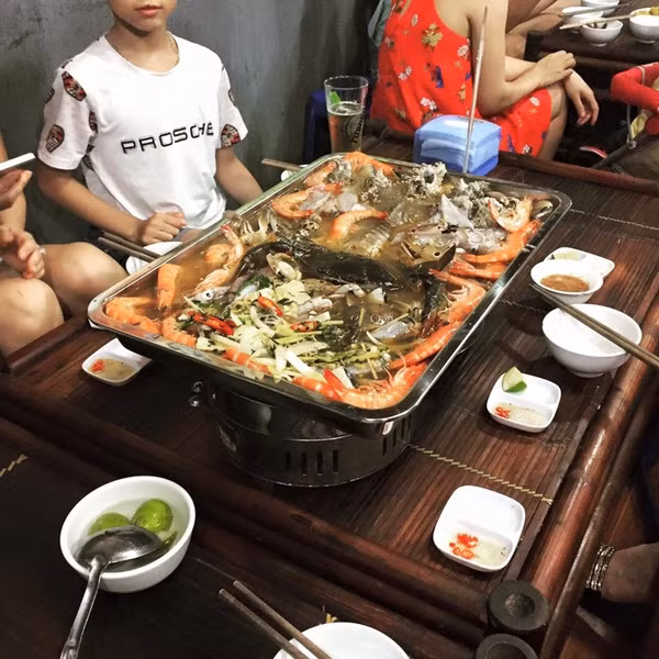 Cuộc sống phát triển dẫn đến nhu cầu ăn uống, "đổi gió" của giới trẻ cũng ngày một tăng cao. Sự xuất hiện của những món ăn mới, lạ, đi đúng theo tiêu chí ngon - bổ - rẻ luôn được rất nhiều bạn trẻ quan tâm. Nồi lẩu khủng tưởng chừng rất đắt đỏ với giá vài triệu đồng nhưng nếu đi "ăn hội đồng", các bạn trẻ không phải lo nhiều về túi tiền.