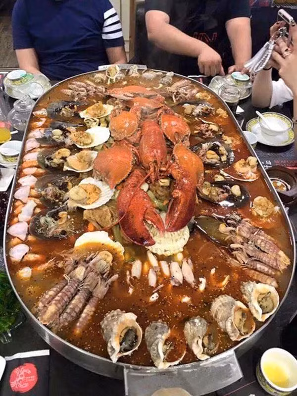 Rất nhiều câu hỏi đã được dân mạng đặt ra như: "Có thật là nhiều hải sản như vậy không?", "Hải sản tươi ngon thật hay là đồ giả mà có giá 2 triệu?", "Liệu có phải treo đầu dê bán thịt chó?"... Sau vài ngày, một số bạn trẻ đã tự mình kiểm nghiệm, trực tiếp đến địa chỉ nhà hàng được chia sẻ trên Facebook trước đó để tìm hiểu sự thật về nồi lẩu hải sản đại khủng. Và sau khi sự thật được tìm hiểu rõ ràng, những thực khách trẻ đã viết những bài đăng, cảm nhận lên nhiều trang mạng địa điểm ăn uống để các "đồng minh" cùng nắm bắt.