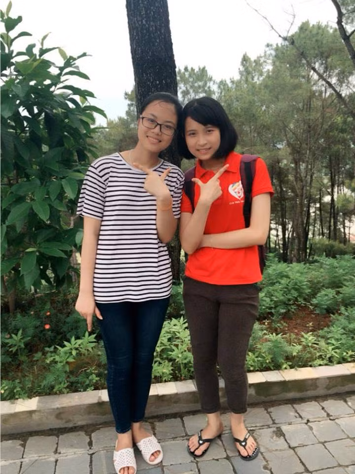 Chiến thắng của Minh Huyền là một niềm vui, niềm tự hào rất lớn đối với gia đình, thầy cô và bạn bè cùng trường chuyên Lam Sơn, Thanh Hóa. Được biết, Minh Huyền đã có 12 năm liên tiếp là học sinh giỏi, quyết định học chuyên Toán bởi đây là môn học thế mạnh và được Minh Huyền yêu thích nhất kể từ khi còn nhỏ. Thói quen đào sâu suy nghĩ, tính toán cẩn thận đã không chỉ giúp Minh Huyền có thành tích học tập tốt mà còn giúp cô thành công ở sân chơi Olympia.