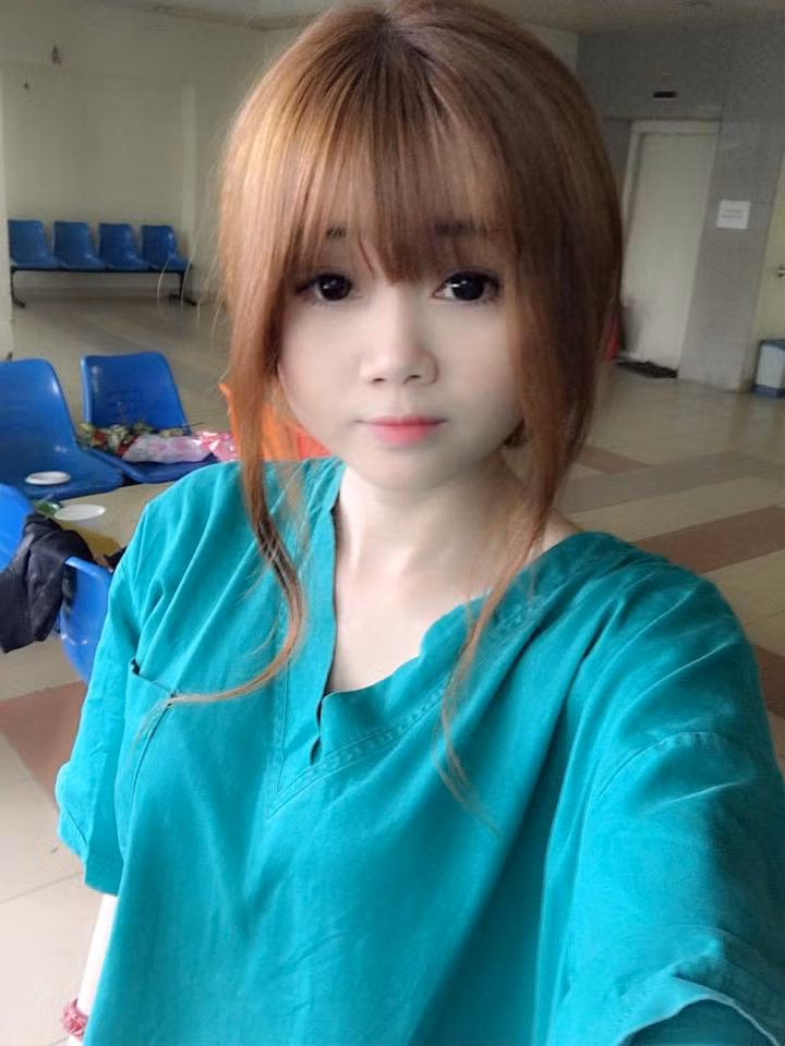 Tuy nhiên, chính khuôn mặt trẻ măng này cũng khiến Huyền Nhi không ít lần gặp rắc rối, rơi vào cảnh dở khóc dở cười. Nhiều người bạn, phó nháy lần đầu tiên gặp Huyền Nhi đều không tin cô nàng năm nay 26 tuổi. Nhiều anh chàng còn tự tin xưng "anh" và coi Nhi như một cô em gái nhỏ bé dù họ còn kém cô 2-3 tuổi.