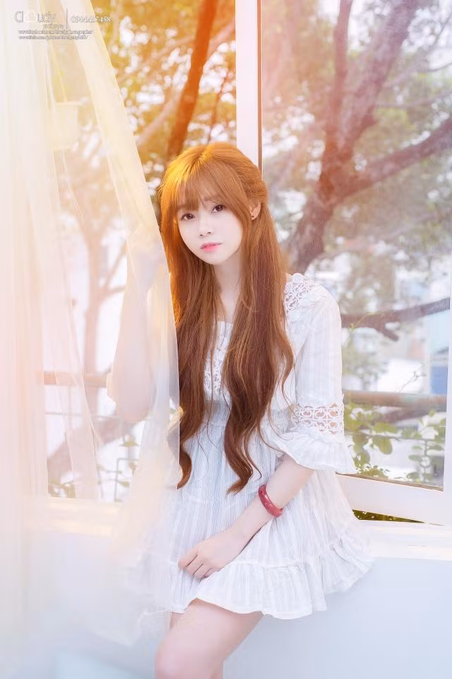 Thời gian gần đây, Phạm Huyền Nhi được nhiều bạn trẻ ở miền Trung và Đà Nẵng nói riêng biết đến trong vai trò một người mẫu ảnh. Huyền Nhi hợp tác với khá nhiều cửa hàng quần áo, studio để thực hiện các bộ ảnh quảng cáo, ảnh thời trang.