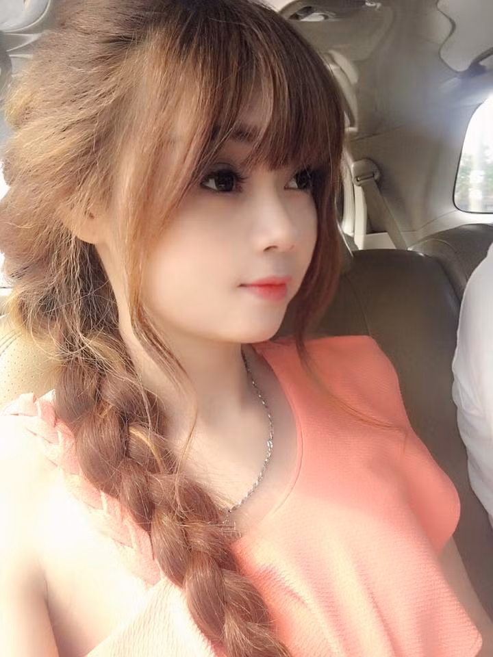 Ngoài những công việc kể trên, thỉnh thoảng Huyền Nhi cũng tham gia đóng các phim ngắn, MV ca nhạc. Song song đó, cô nàng cũng kinh doanh, bán hàng online để kiếm thêm thu nhập. Những mặt hàng thời trang Huyền Nhi kinh doanh khá phù hợp với số đông các cô gái trẻ và bán khá chạy.