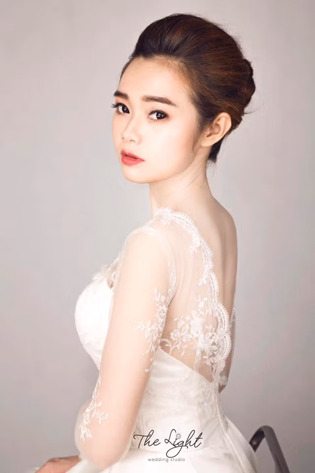 Trong một vài bộ ảnh mang concept sang trọng, già dặn Huyền Nhi cũng nhờ có trang điểm để trông chững chạc, đúng với tuổi 26 của mình hơn. Quen với công việc của một người mẫu ảnh, Huyền Nhi coi chuyện hóa trang, trang điểm để phù hợp với từng concept là một phần không thể thiếu trong. Vốn đã rất ưa nhìn nên Huyền Nhi thường không mất quá nhiều thời gian trong khâu trang điểm trước khi chụp hình.