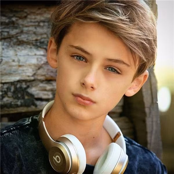 William Franklyn-Miller, cậu bé 13 tuổi người Australia cao 1m65 đang khiến các chị em phụ nữ trên toàn thế giới "thất điên bát đảo" bởi ngoại hình và đôi mắt siêu cuốn hút.