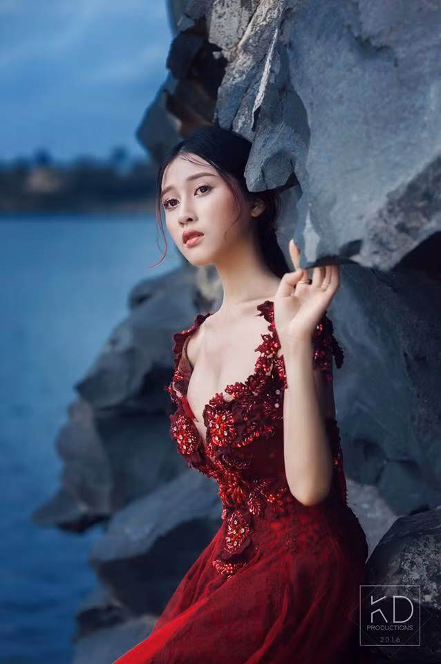 Nguyễn Yến Nhi Cindy, cô gái lai Việt - Pháp sinh ngày 13 tháng 9 năm 1994 gây chú ý trên mạng xã hội nhờ gương mặt xinh đẹp đậm chất Á Đông. Mang trong mình dòng máu Pháp – Việt, ở cô nàng có sự kết hợp tinh tế và hài hòa giữa vẻ đẹp quyến rũ phương Tây cùng với sự thuần khiết, nhẹ nhàng của phụ nữ Việt.