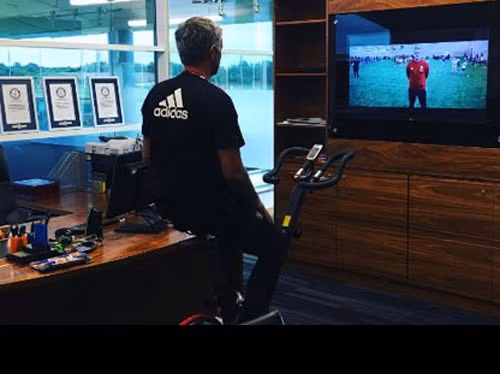 Mourinho khoe nơi làm việc mới. Trên trang Instagram, HLV Jose Mourinho vừa cho đăng tải một bức ảnh khoe phòng làm việc mới của ông tại trung tâm huấn luyện Carrington. Qua bức ảnh này, có thể thấy phòng làm việc của chiến lược gia người Bồ Đào Nha ở M.U có rất nhiều tiên nghi như cửa kính rộng để nhìn ra sân tập, xe đạp tại chỗ, TV…