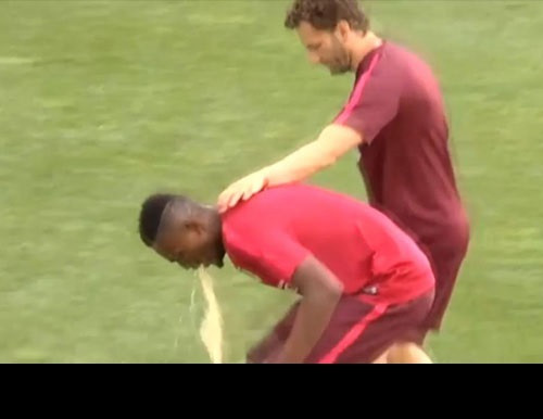 Sao Aletico Madrid “nôn thốc, nôn tháo ngay trên sân tập. Sau bản hợp đồng cho Getafe mượn 1 năm, tiền vệ Bernard Mensah đã được gọi về Atletico Madrid và ngay trong buổi tập luyện đầu tiên, ngôi sao 21 tuổi đã bị nôn thốc, nôn tháo ngay trên sân tập. Theo tờ The Sun, nguyên nhân dẫn đến việc này là do Bernard không thể chịu nổi các bài tập quá sức do HLV Diego Simeone đề ra.