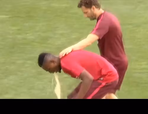 Sao Aletico Madrid “nôn thốc, nôn tháo ngay trên sân tập. Sau bản hợp đồng cho Getafe mượn 1 năm, tiền vệ Bernard Mensah đã được gọi về Atletico Madrid và ngay trong buổi tập luyện đầu tiên, ngôi sao 21 tuổi đã bị nôn thốc, nôn tháo ngay trên sân tập. Theo tờ The Sun, nguyên nhân dẫn đến việc này là do Bernard không thể chịu nổi các bài tập quá sức do HLV Diego Simeone đề ra.