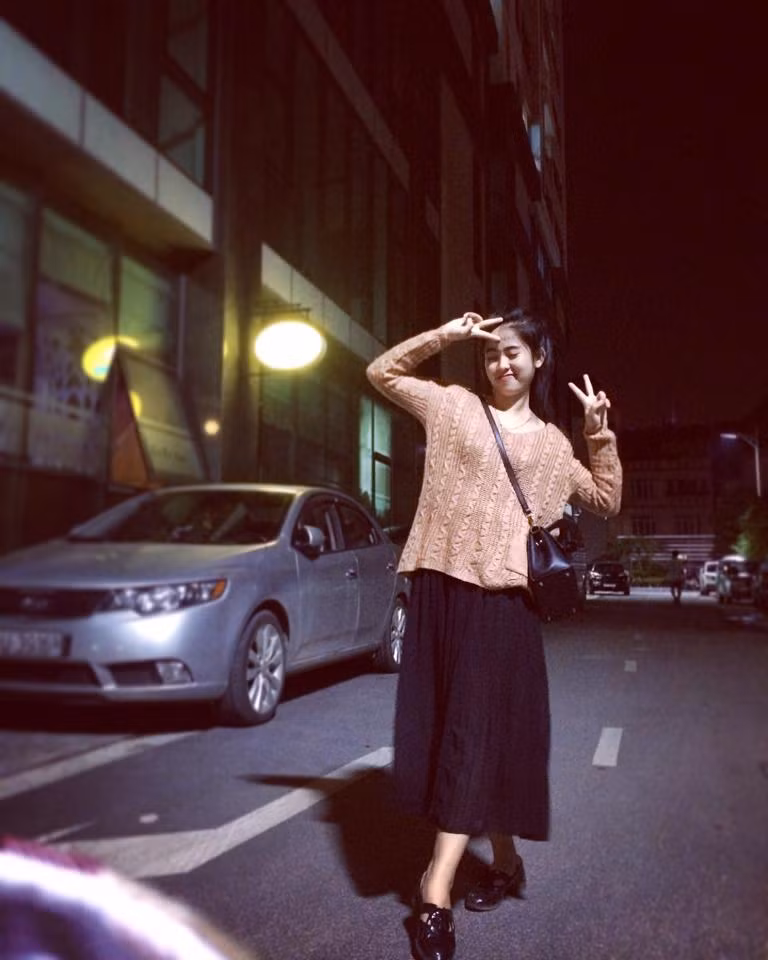 Vy Trang học múa từ khi mới lên 5 tuổi. Càng trưởng thành cô càng nhận ra bản thân có năng khiếu với vũ đạo nên đã quyết tâm theo đuổi và còn xây dựng cả một kế hoạch phát triển đam mê của mình. Dù hiện tại công việc chính đang là giáo viên nhưng Vy Trang vẫn duy trì đam mê vũ đạo của mình, luôn mong muốn được thể nghiệm bản thân trong nhiều động tác, điệu nhảy mới.