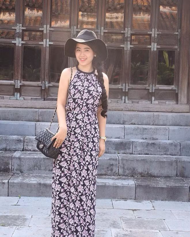 "Tài sắc vẹn toàn" là cụm từ có thể dùng để nói về cô giáo 9X Quảng Trị Vy Trang của trường THPT Chuyên Lê Quý Đôn. Dù năm nay mới 24 nhưng Vy Trang đã có kinh nghiệm giảng dạy trong ngôi trường danh tiếng này được khoảng gần 1 năm. Hoàn thành tốt công việc của mình, đem đến cho học sinh những bài giảng hay, giúp các em có thành tích học tập tốt là mục tiêu hàng đầu của cô giáo trẻ sinh năm 1992.