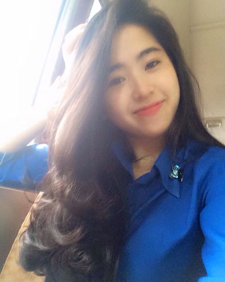 Còn trẻ nên dù là cô giáo nhưng Vy Trang cũng thường xuyên sử dụng mạng xã hội, chia sẻ những bức ảnh đời thường và nhiều câu chuyện cuộc sống. Tuy nhiên, khác với hình ảnh ngoài đời tươi trẻ, đôi khi hơi nhí nhảnh trong những bức ảnh "tự sướng", trong giờ học, Vy Trang luôn nghiêm túc, giữ nét mặt hoàn toàn khác. Theo cô giáo trẻ, đó là cách để cá em học sinh rạch rõ, phân định rõ ràng giữa chơi và học, ngoài ra cũng để giờ học nghiêm túc và có hiệu quả cao hơn.