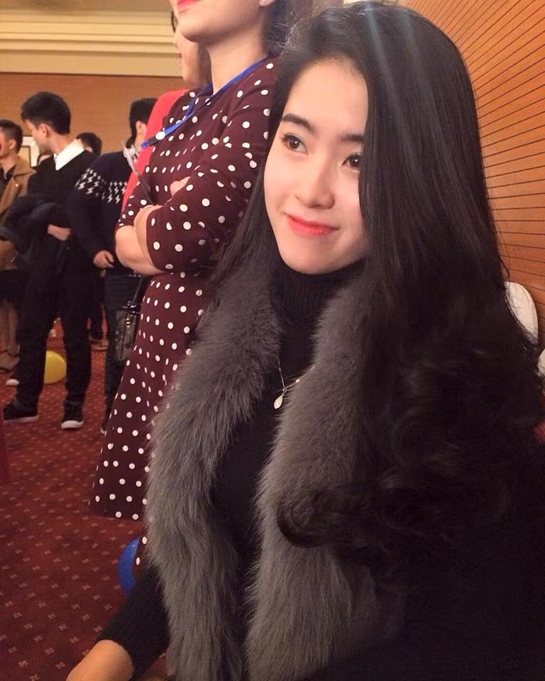 Ở tuổi 24, cô giáo Vy Trang cũng có nhiều thú vui, sở thích giống nhiều cô gái trẻ khác như làm đẹp, mua sắm quần áo và chụp ảnh "tự sướng". Được biết, trước đây Vy Trang cũng từng làm công việc kinh doanh thời trang thông qua Facebook và thường bán những món đồ rất đáng yêu, nữ tính phù hợp với thị hiếu, phong cách của các cô gái trẻ ngày nay.