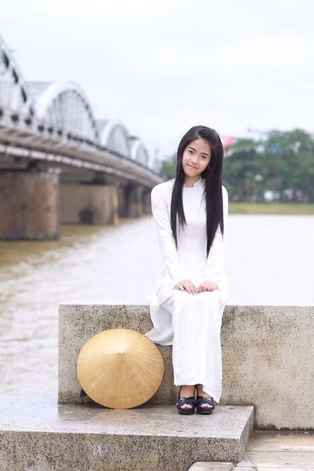 Kỳ thi THPT quốc gia này, Vy Trang cũng được xếp làm giám thị coi thi. Dù có tiếng là khá nghiêm khắc nhưng nhờ sự trẻ trung, xinh đẹp... cô giáo, giám thị Vy Trang vẫn được lòng rất nhiều học sinh, bạn trẻ. Thậm chí đã có không ít sĩ tử, thí sinh mong muốn mình được vào phòng do cô Vy Trang trông thi.