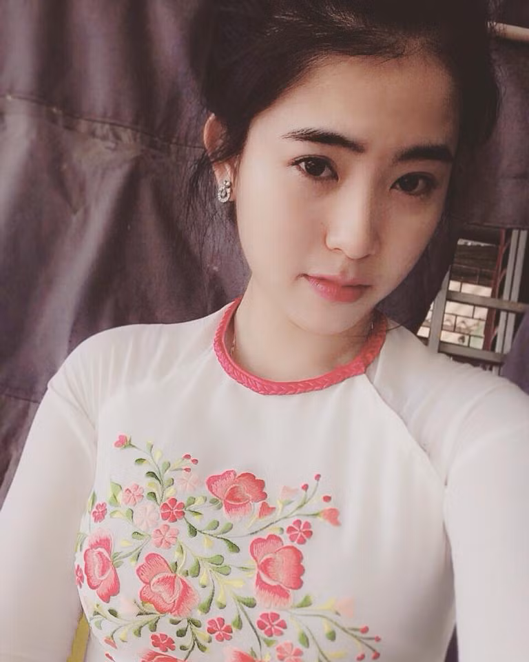 Dù trẻ tuổi và có dáng người nhỏ bé nhưng khi nói về công việc, cô giáo Vy Trang khẳng định bản thân không bao giờ "để học sinh bắt nạt". Trên lớp, Vy Trang là một giáo viên khá nghiêm khắc, chắc chắn và quyết đoán trong mọi công việc khiến các học sinh rất nể và chịu nghe lời. Tuy nhiên, sau giờ học, Vy Trang cũng luôn muốn được gần gũi các học sinh, lắng nghe nhiều câu chuyện về cuộc sống, học tập để hiểu hơn những "đứa con" của mình.