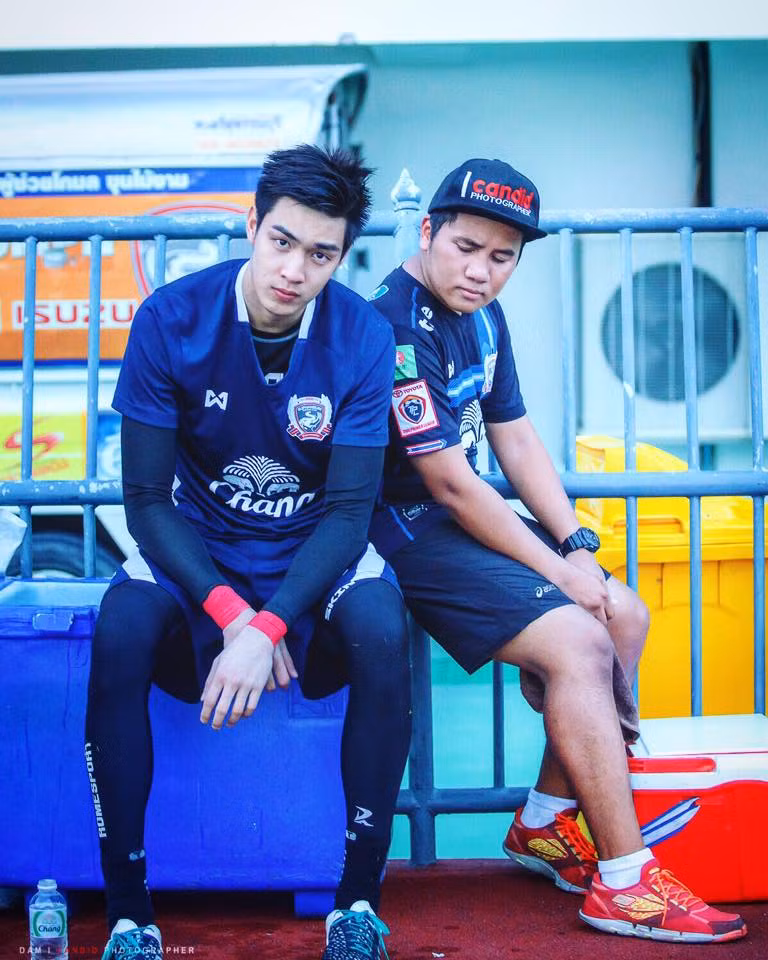 Dù còn rất trẻ, mới 22 tuổi nhưng Boonyakait Wongsajaem đã được ban huấn luyện CLB PTT Rayong tin tưởng, cho đảm nhận vị trí thủ môn số 1. Vẫn đang ở diện cầu thủ tiềm năng, chưa vươn tới tầm ngôi sao nhưng những gì mà Boonyakait Wongsajaem thể hiện trong suốt hơn 1 năm chơi bóng ở giải Ngoại hạng Thái Lan đã thừa sức thuyết phục huấn luyện viên và cả những người hâm mộ.