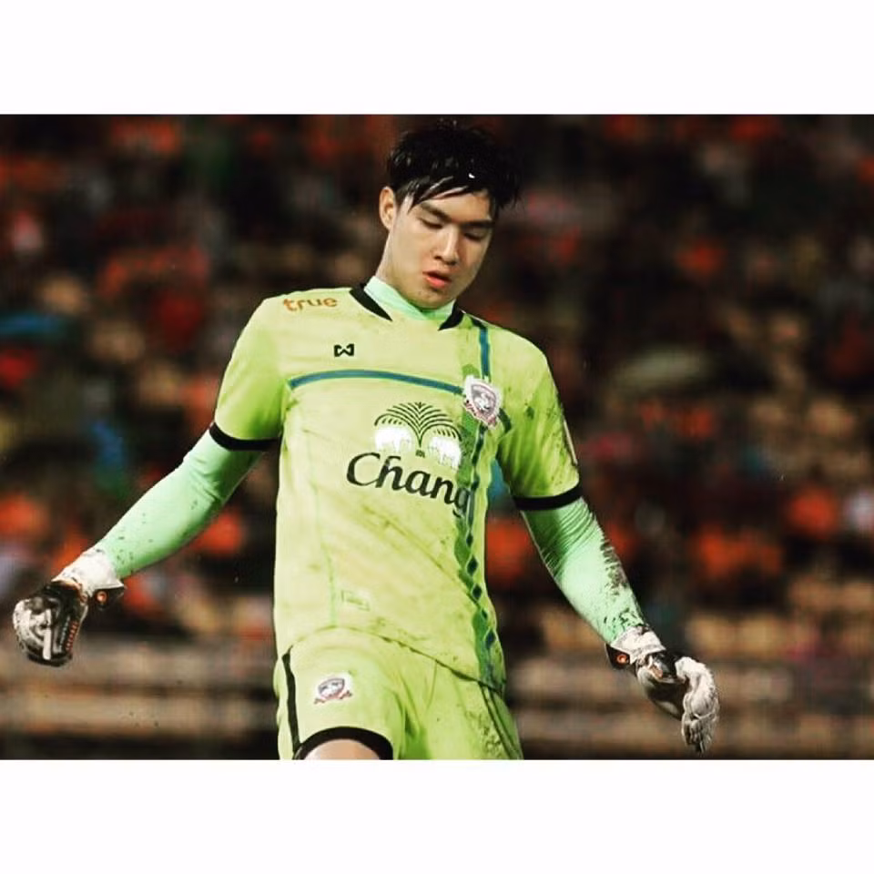 Nam than san co khien fan nu phat cuong khi ra san