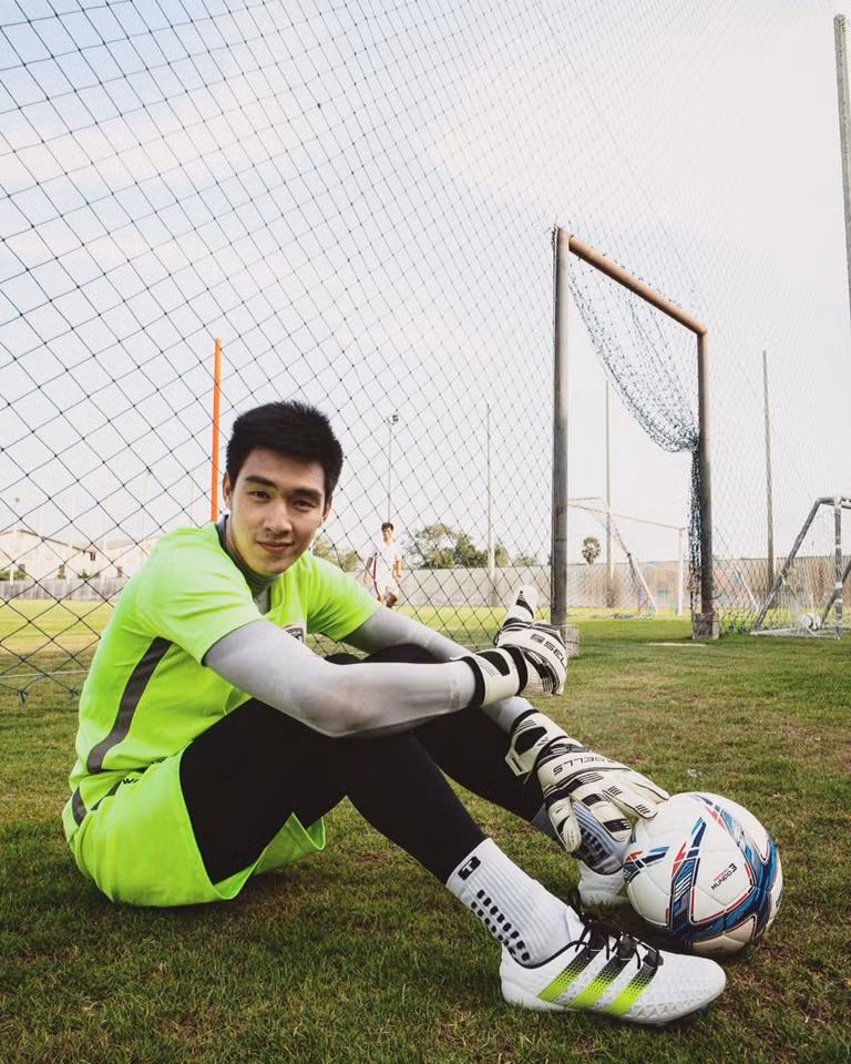 Chàng thủ môn đẹp trai Boonyakait Wongsajaem được nhận xét là có lối chơi thông minh, nhanh nhẹn và đặc biệt lợi hại trong các tình huống 1 đối 1 với tiền đạo đối phương. Không những vậy, Boonyakait Wongsajaem còn làm tốt nhiệm vụ của một người thủ lĩnh hàng phòng ngự khi thường xuyên chỉ đạo các trung vệ, hậu vệ phối hợp chặt chẽ để tăng sự vững chắc, hạn chế các bàn thua cho đội nhà.