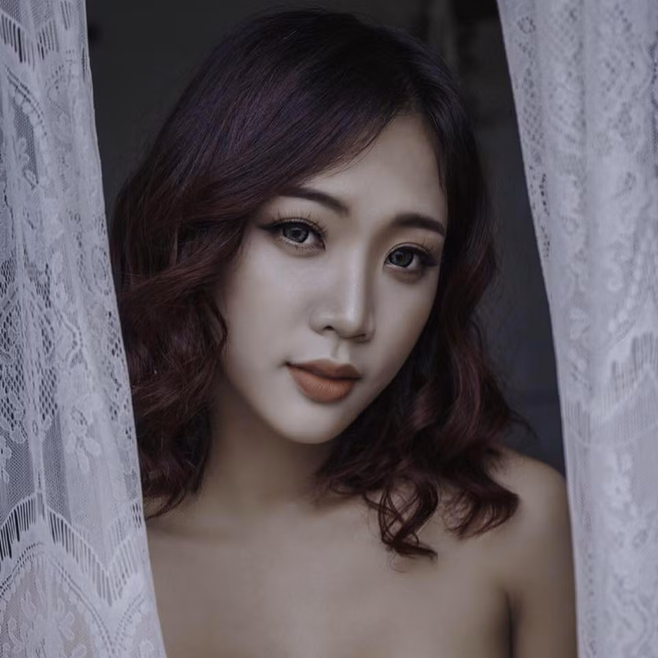 Gương mặt thanh tú, sắc sảo và lối biểu cảm tự nhiên của Tường Vi được khá nhiều nhiếp ảnh gia thích thú và mời hợp tác với vai trò người mẫu ảnh. Tính đến nay, hot girl xinh đẹp đã có khá nhiều bộ ảnh thu hút được sự chú ý của dân mạng. Tường Vi luôn biến hóa đa dạng trong từng concept, từ ảnh chụp nội y đến ảnh cưới, cô nàng đều chứng tỏ được khả năng làm việc chuyên nghiệp của mình.