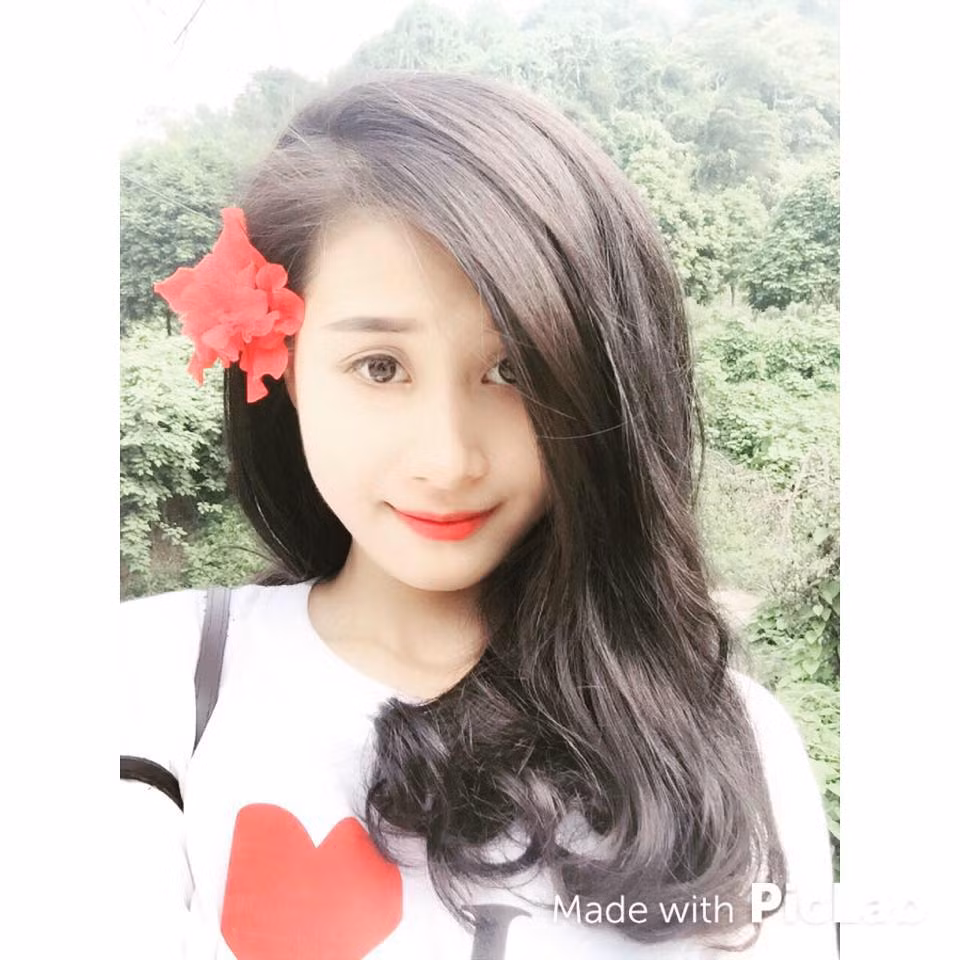 Được biết, Lan Anh sử dụng trang cá nhân của mình cũng không nhiều. Cô nàng chỉ thường đăng tải những bức ảnh chụp trong các chuyến du lịch với bạn bè, người thân, một vài bức ảnh "tự sướng" giống như sở thích, thú vui của bao cô gái khác. Ngoài ra cô nàng còn dùng Facebook vào mục đích kinh doanh.