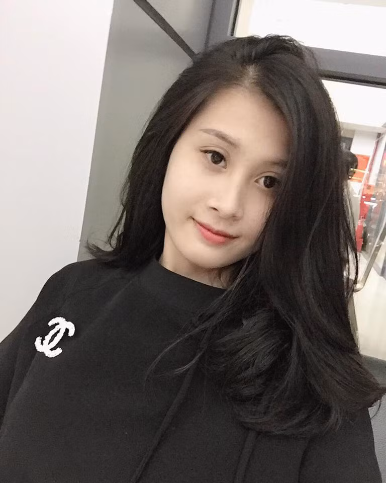 Danh tính của 9X xinh đẹp bị chụp lén ở trường thi sau đó được dân mạng tìm ra chỉ trong vài "nốt nhạc". Theo đó, nhân vật chính tên thật là Nguyễn Lan Anh, là cựu học sinh trường THPT Nguyễn Trãi, Hà Nội. Xoay quanh việc xuất hiện ở điểm thi trường Đại học Thủy lợi, Lan Anh có một vài chia sẻ, tiết lộ khá bất ngờ.