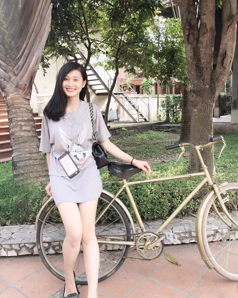 Với trang phục áo sơ mi trắng, Lan Anh còn khiến nhiều bạn bè lầm tưởng cô là sĩ tử đi thi. Nhưng do đã từng học tại Đại học Thăng Long, Hà Nội nên Lan Anh cũng được phán đoán là "đi thi lại". Tuy nhiên tất cả những điều này đều bị cô bạn 9X khẳng định là không đúng sự thật. Lan Anh chỉ đơn giản là có việc ở gần khu vực trường thi và vô tình bị ai đó chụp lén, chia sẻ khoảnh khắc đẹp với nụ cười tươi tắn, dáng vẻ ưa nhìn lên mạng xã hội.